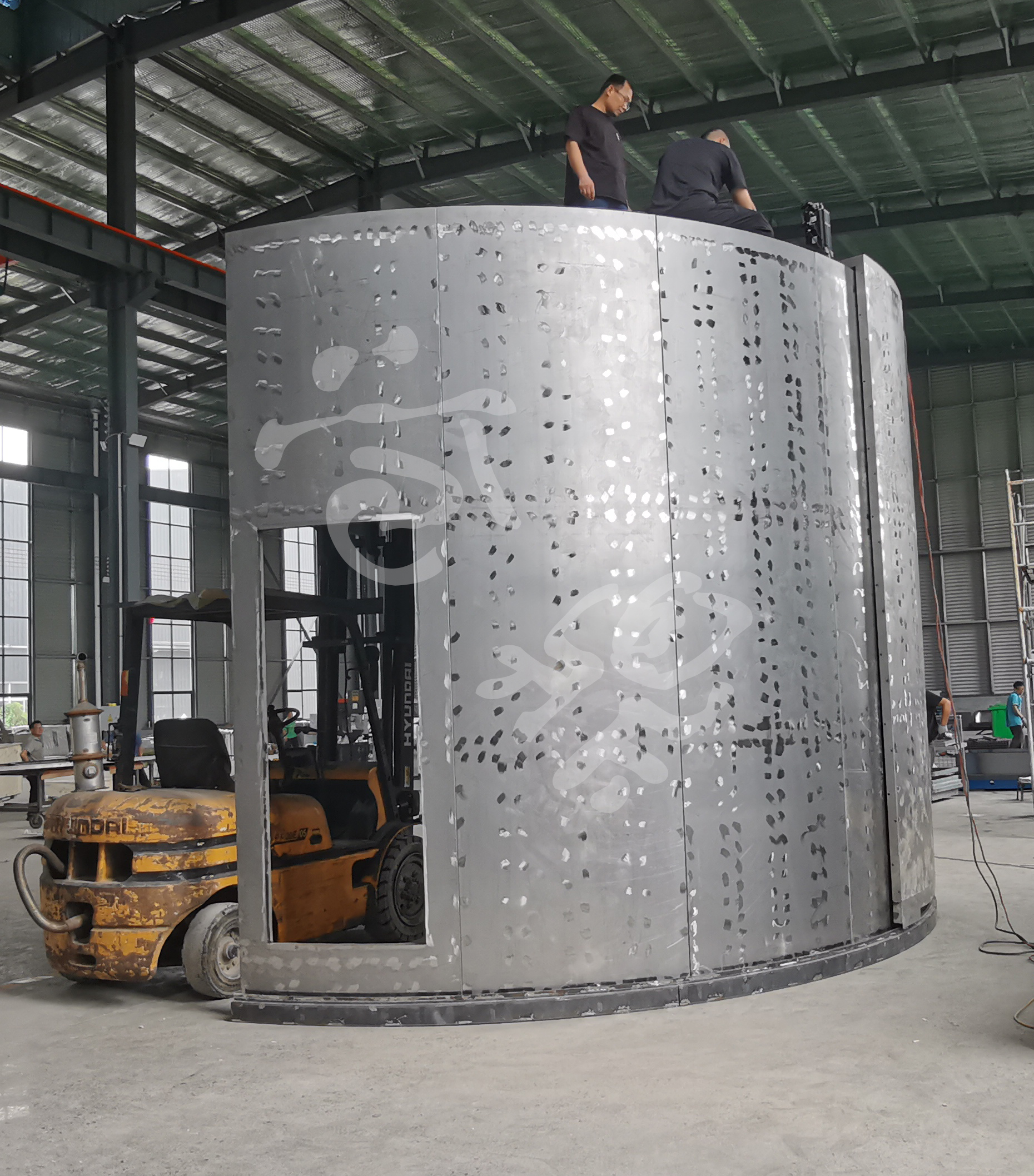 大型設(shè)備外殼噴涂前組裝現(xiàn)場(chǎng)